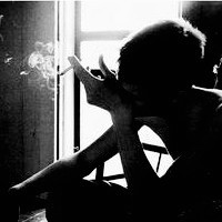 低头抽烟的黑白照片图片