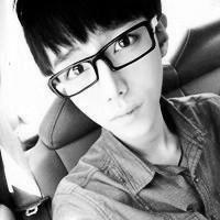 戴眼镜的男生头像黑白的