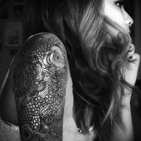 女生黑白纹身头像