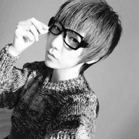 qq头像男生伤感黑白戴眼镜的