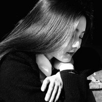 小清新范儿的长发温柔黑白女生头像