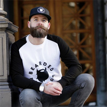 戴棒球帽的男生头像