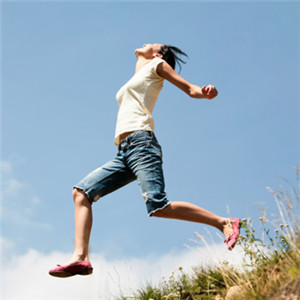 运动美女跳跃头像