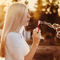 女生吹泡泡头像