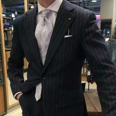 男生穿西装半身头像