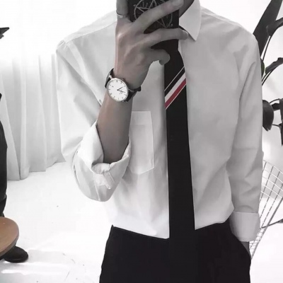 男生穿西装半身头像
