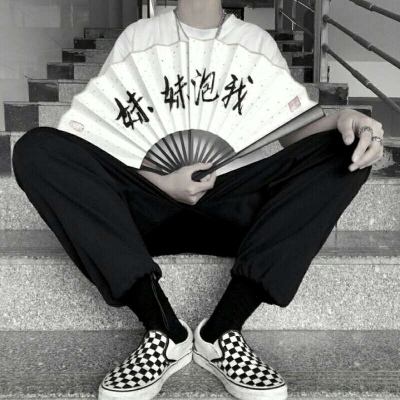 拿扇子的男生社会头像