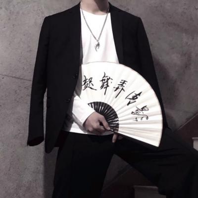 拿扇子的男生头像