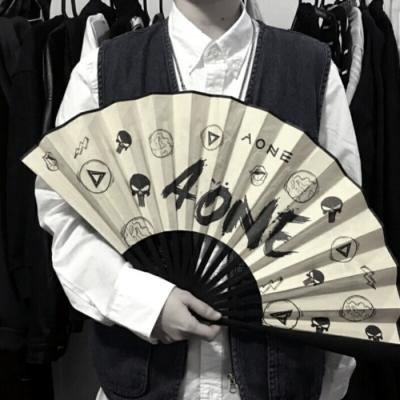 拿扇子的男生头像