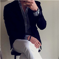 个性半身成熟帅哥照片头像真实照片