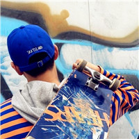 玩滑板的男生高清头像