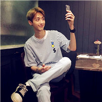 干练的短发超拽男生头像