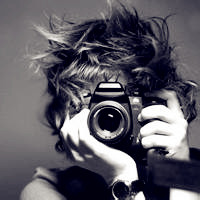 手拿相机的男生头像