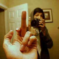 超拽霸气带鄙视手势的男生头像图片