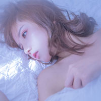 趴在床上的女生头像