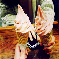 女生吃冰淇淋的头像