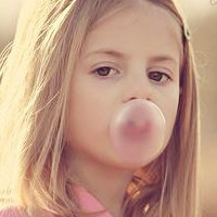 嘟嘟嘴吹泡泡的女生头像