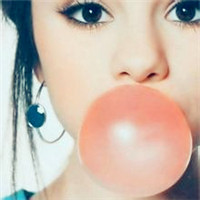 嘟嘟嘴吹泡泡的女生头像