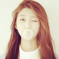 嘟嘟嘴吹泡泡的女生头像