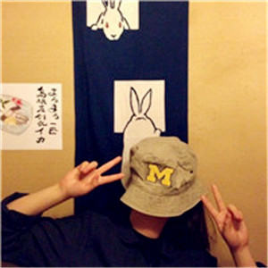 可爱剪刀手头像美女