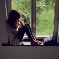 靠窗的女生伤感头像