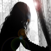 靠窗的女生伤感头像