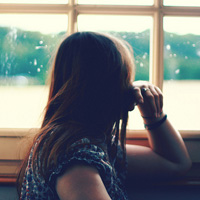 靠窗的女生伤感头像