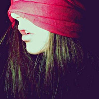 纱布蒙眼的女生头像