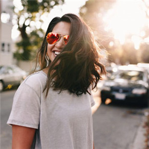 实拍戴墨镜的女生头像