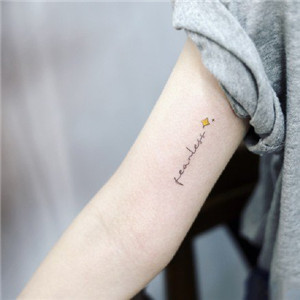 纹身女生头像清新