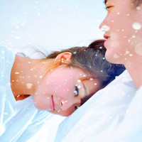 一起淋雪的情侣头像图片