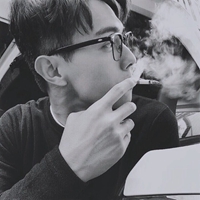 男人抽烟头像黑白图片