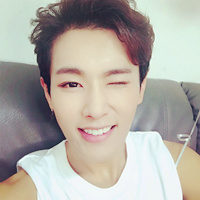 魅力男生抛媚眼头像