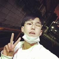 魅力男生抛媚眼头像