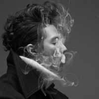 男生侧脸吸烟黑白图片图片