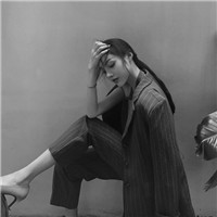 孤寂悲伤女生黑白头像