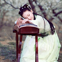 弹古琴的古装美女头像