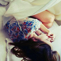 一个人趴着睡觉女头像图片