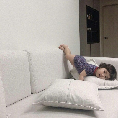 高清萌娃躺在沙发的搞笑图片头像