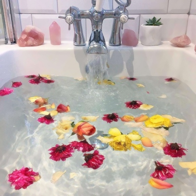 高清唯美的浴缸撒花瓣图片头像