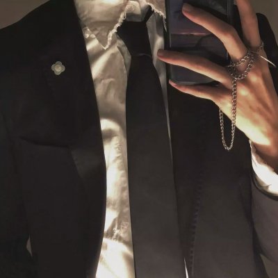 男生头像拿着苹果手机