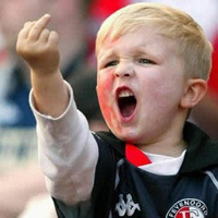 霸气的男生坚中指鄙视手势头像图片