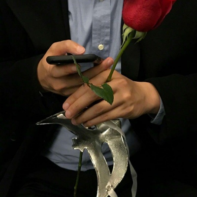 男生拿着花的图片图片