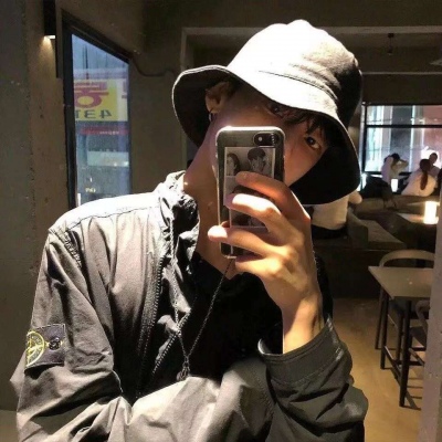 真人男生头像手拿手机