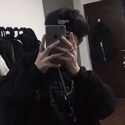 真人男生头像手拿手机