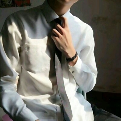 高清好看的男生衬衫上半身头像不露脸图片