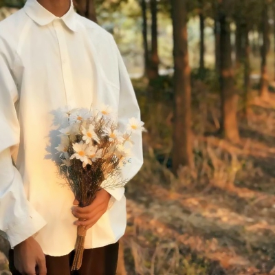 男生小清新拿花头像,男生头像图片