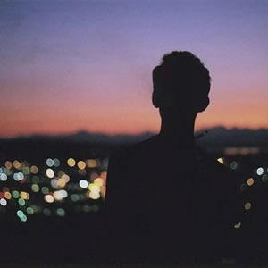 高清帅气有意境的qq头像背影男生图片