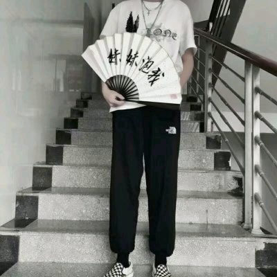 网红男生拿扇子头像