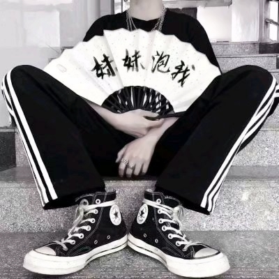 网红男生拿扇子头像